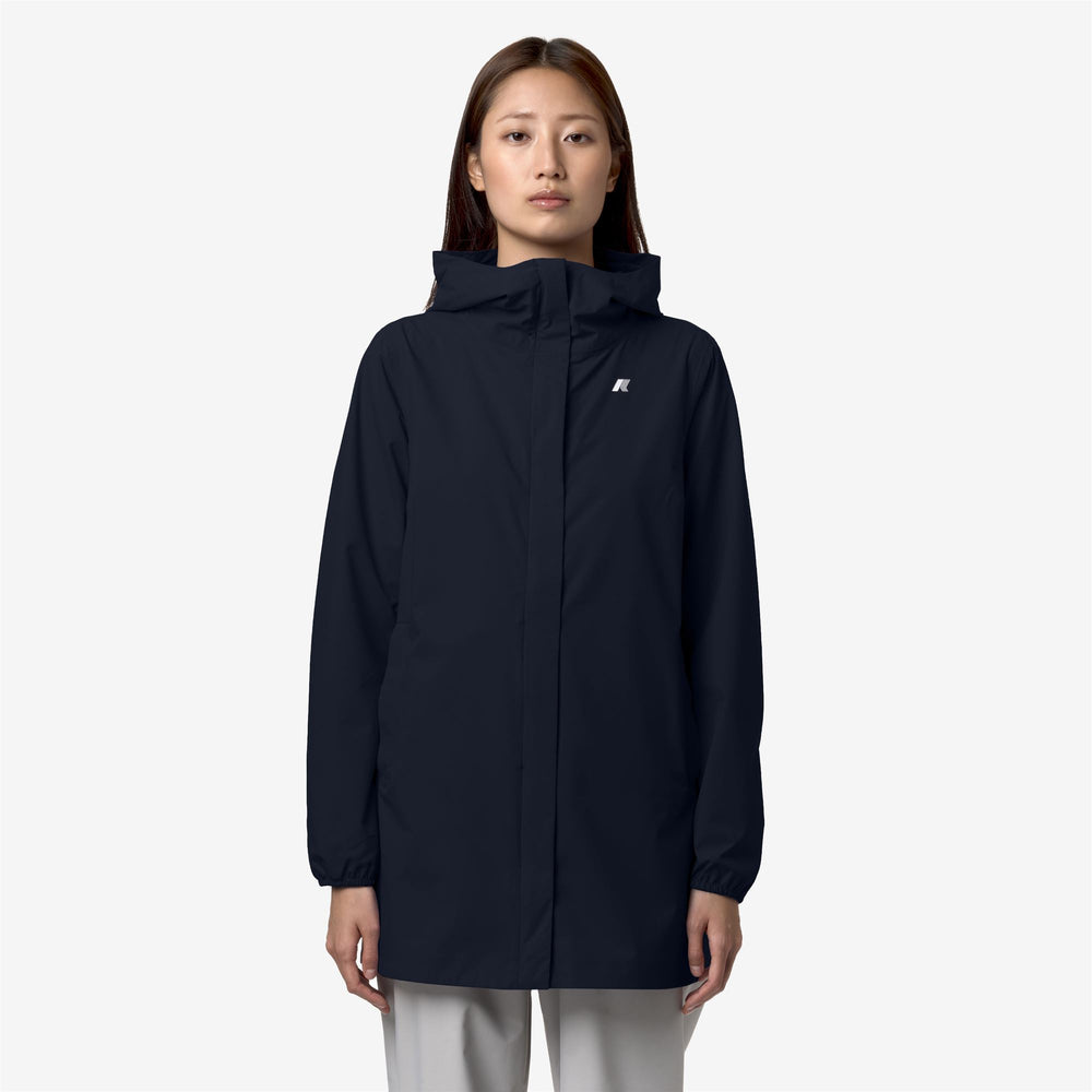 Chaqueta impermeable azul para mujer de corte ajustado para clima variable 02