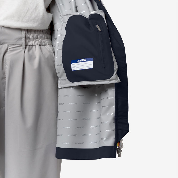 Chaqueta impermeable azul para mujer de corte ajustado para clima variable 2