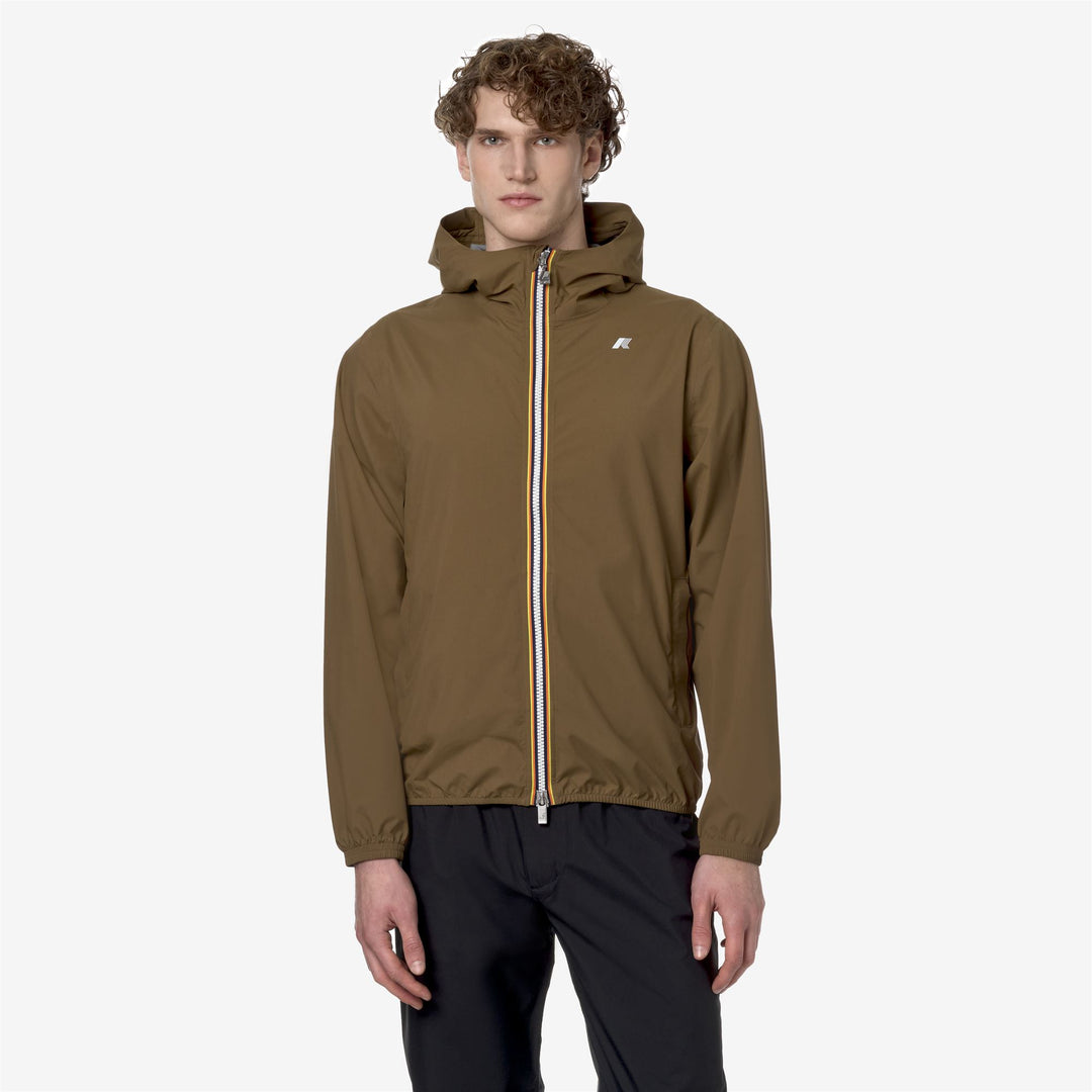 Chaqueta impermeable slim fit para hombre en marrón y verde 01