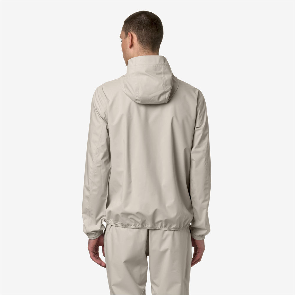 Chaqueta impermeable ajustada para hombre en gris y beige 02