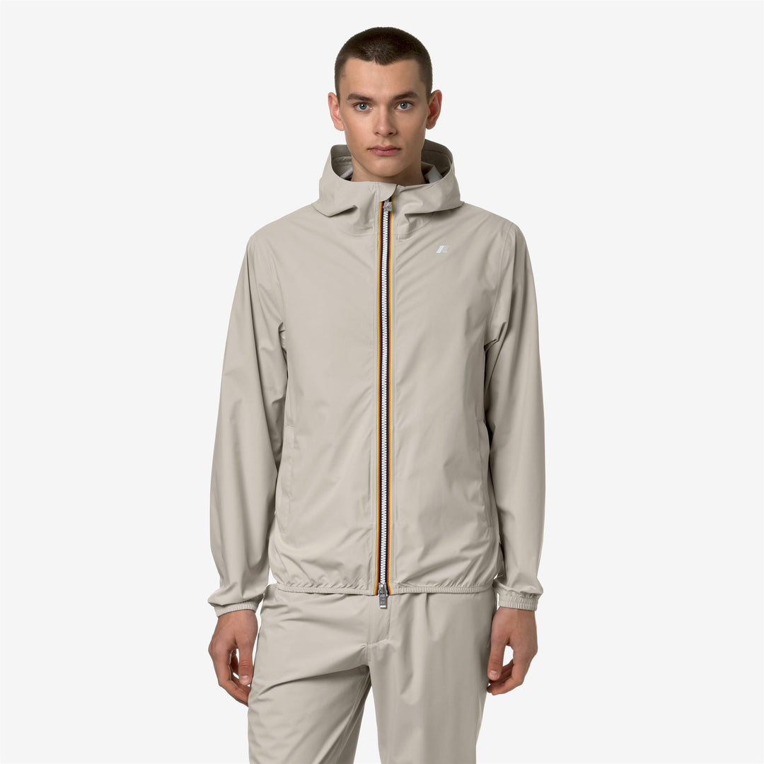 Chaqueta impermeable ajustada para hombre en gris y beige 01