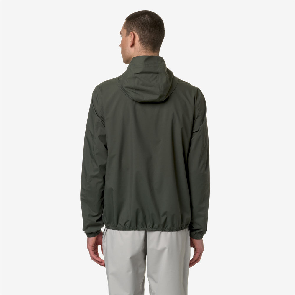 Chaqueta impermeable ajustada verde oscuro para hombre para clima variable 02