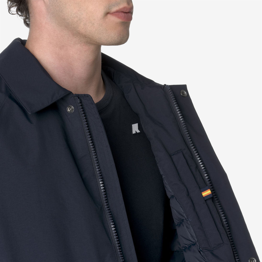 Abrigo largo y cálido para hombre en azul profundo con materiales reciclados main