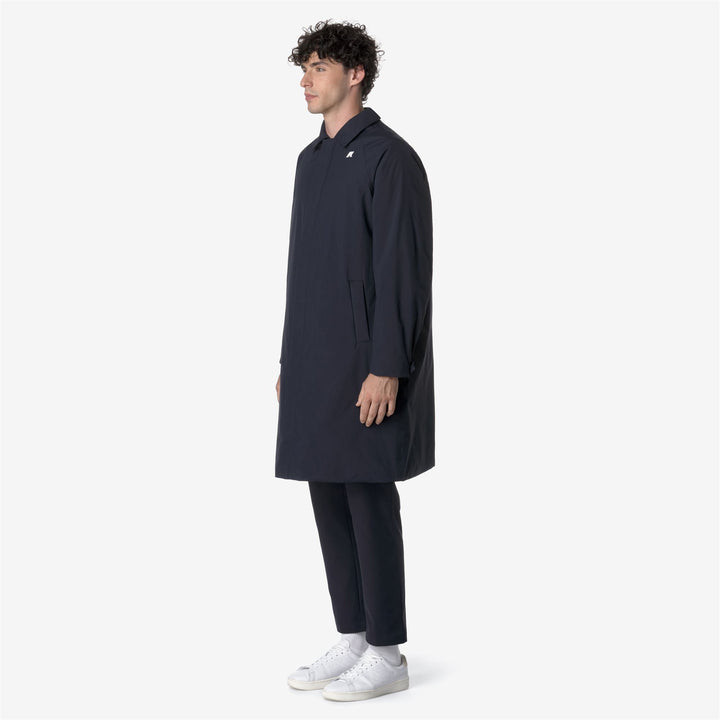 Abrigo largo y cálido para hombre en azul profundo con materiales reciclados 4