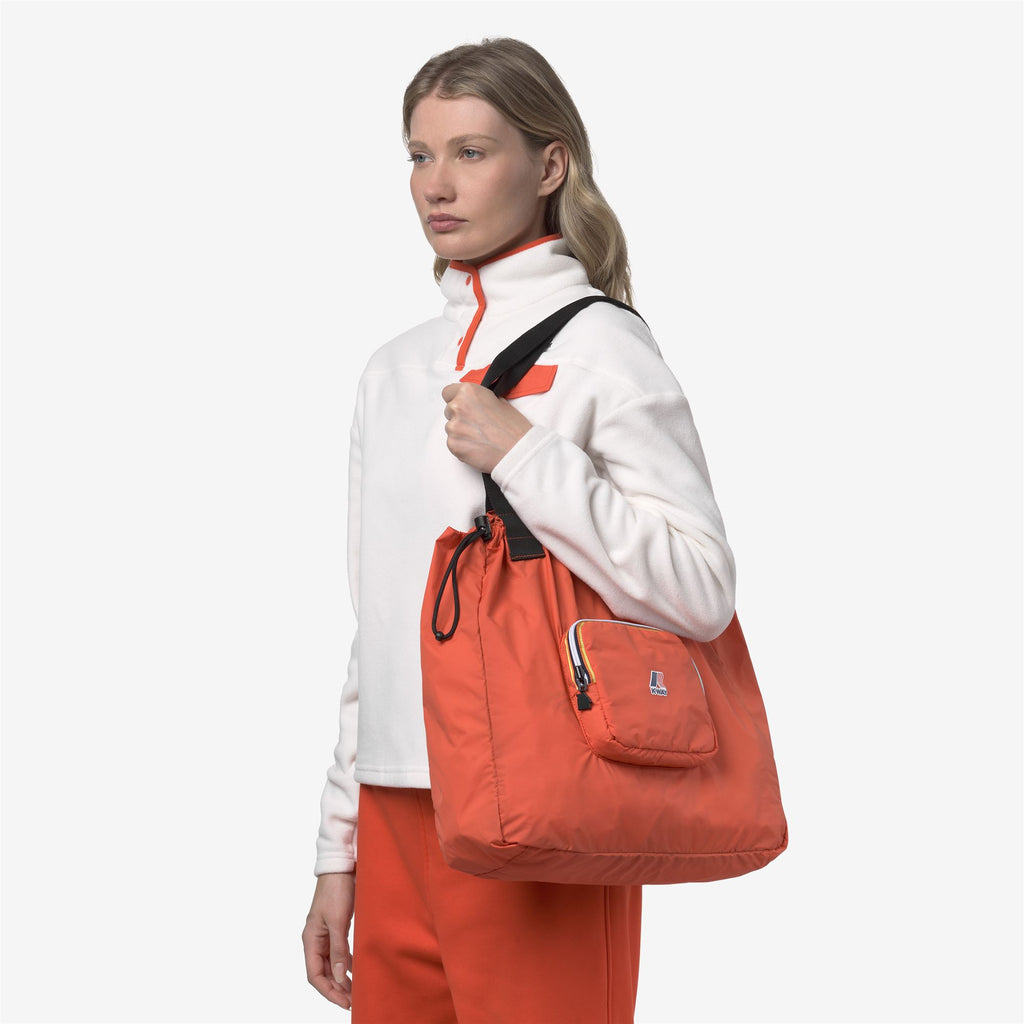 Bags_UNISEX_LE VRAI 4.0 VICTORINE_Shopping Bag_Orange Fiesta - Commercial 5