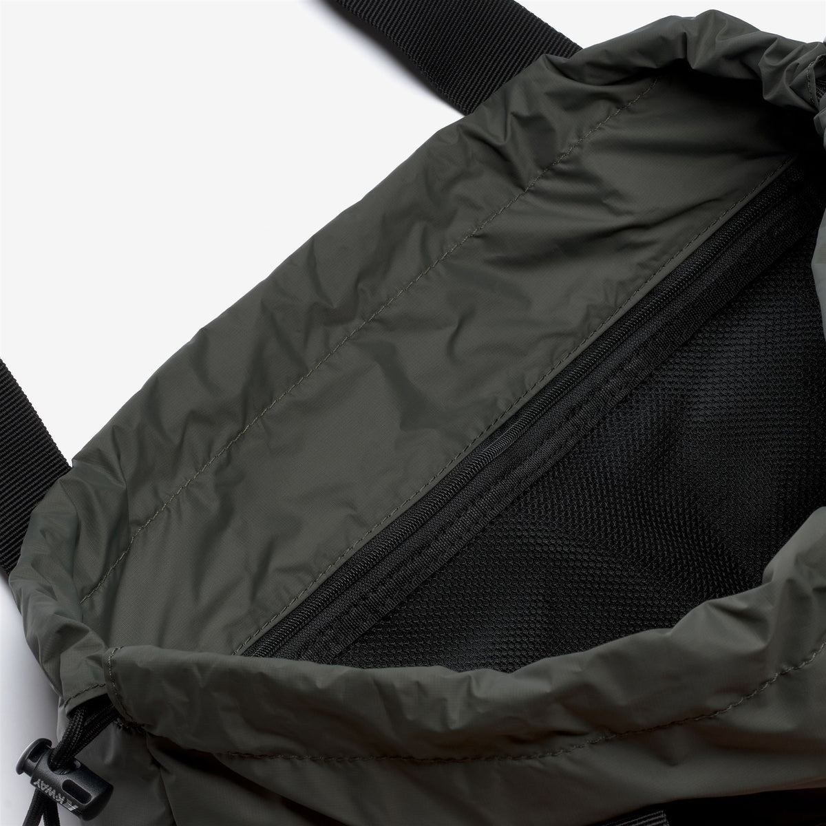 Bags_UNISEX_LE VRAI 4.0 JEANETTE_Tote Bag_GREEN BLACKISH - Commercial 3