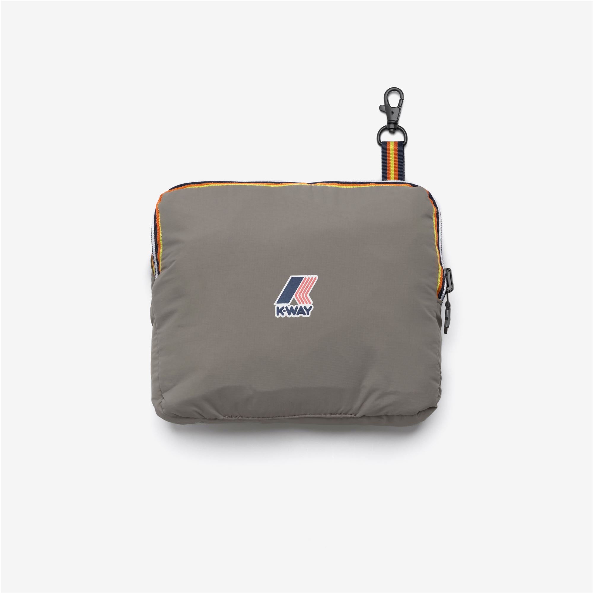 Bags_UNISEX_LE VRAI 4.0 MARCEL_Duffle_Beige Taupe - Commercial 4