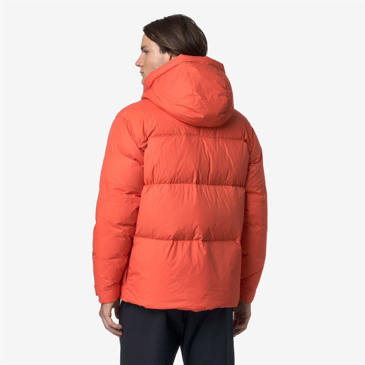 Chaqueta de plumón unisex naranja para mayor calidez y protección contra el clima invernal. 5