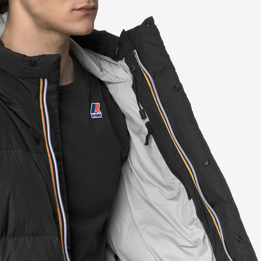 Chaqueta de plumas unisex negra para clima frío con capucha y bolsillos 02