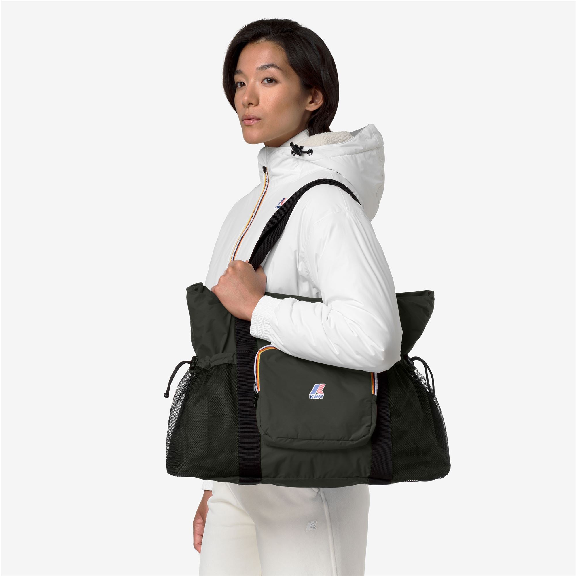 Bags_UNISEX_LE VRAI 4.0 JEA_Tote Bag_GREEN BLACKISH - Commercial 5