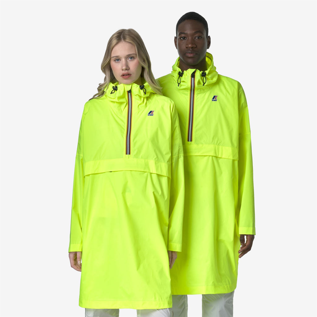 Jackets_UNISEX_LE VRAI 4.0 FORTUNE_Poncho_Yellow Soleil - Commercial 7