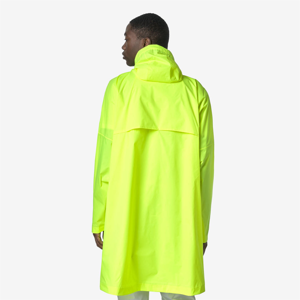 Jackets_UNISEX_LE VRAI 4.0 FORTUNE_Poncho_Yellow Soleil - Commercial 6
