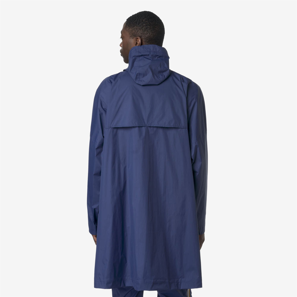 Jackets_UNISEX_LE VRAI 4.0 FORTUNE_Poncho_Blue Deep Cobalt - Commercial 6