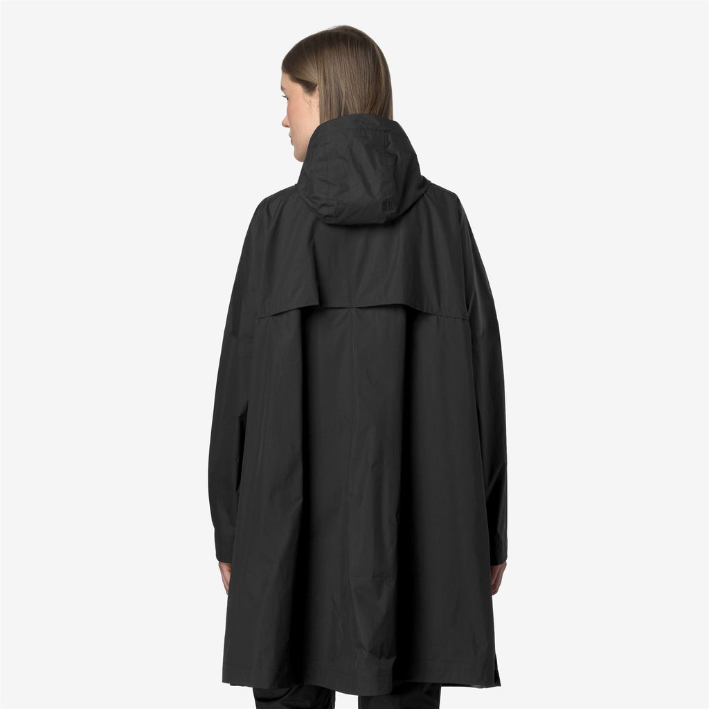 Jackets_UNISEX_LE VRAI 4.0 FORTUNE_Poncho_Black Pure - Commercial 5