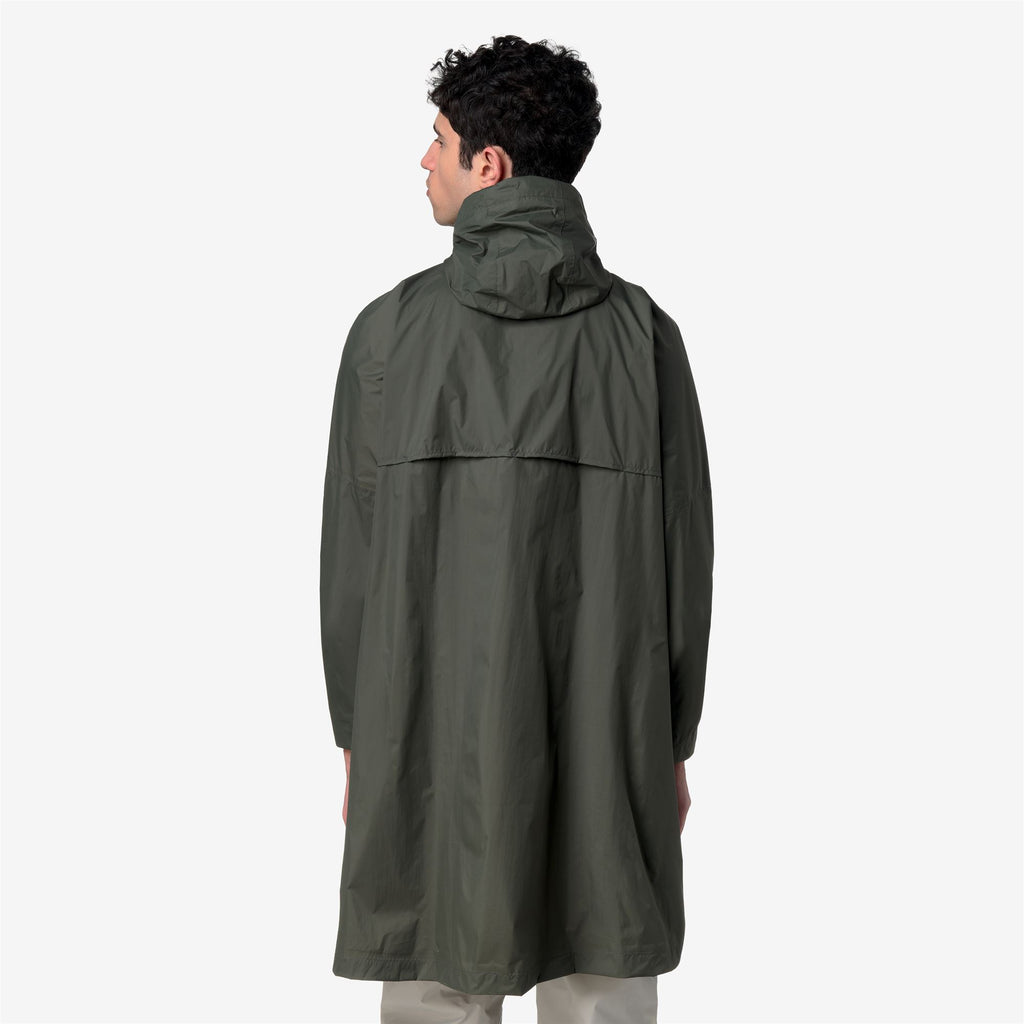 Jackets_UNISEX_LE VRAI 4.0 FORTUNE_Poncho_GREEN BLACKISH - Commercial 6