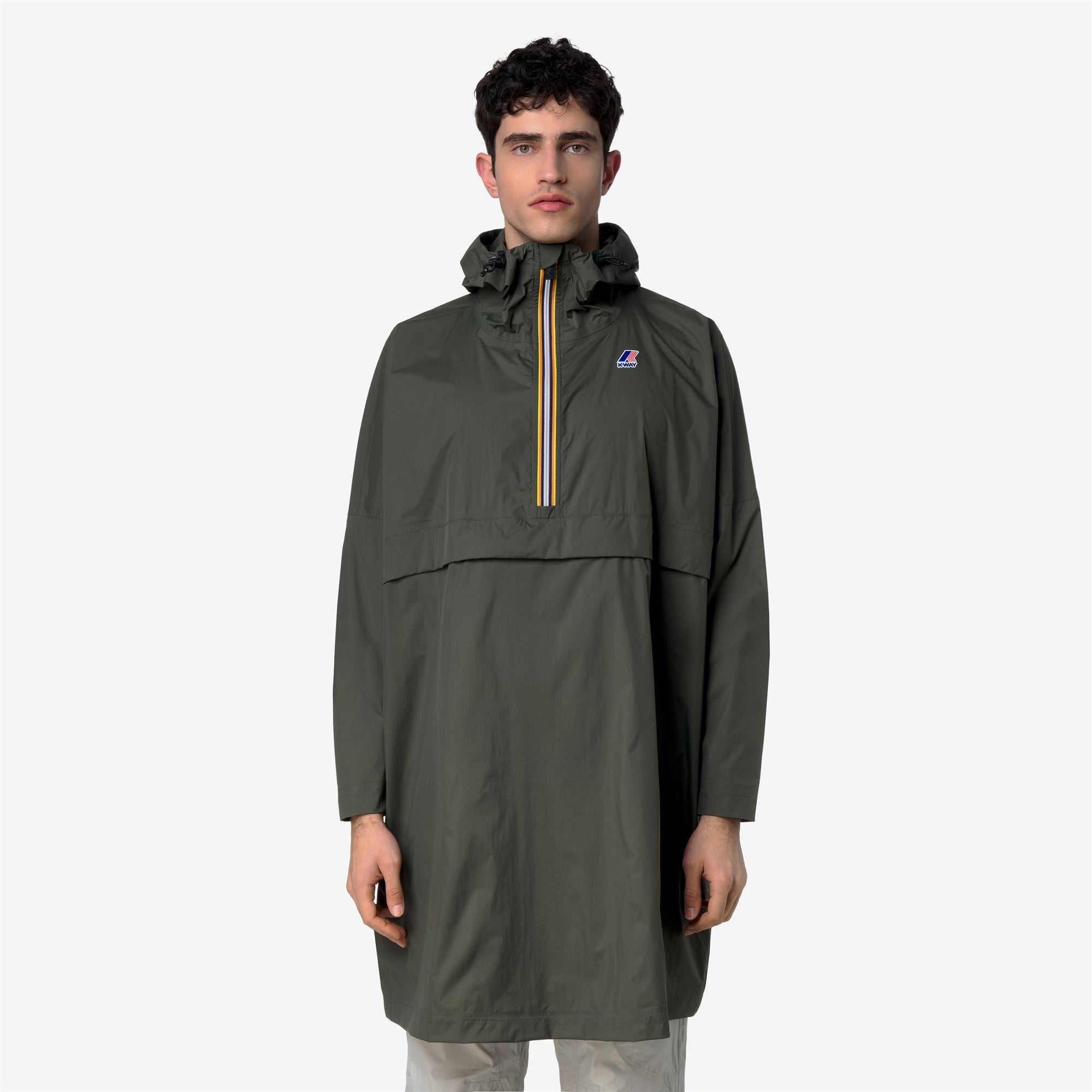 Jackets_UNISEX_LE VRAI 4.0 FORTUNE_Poncho_GREEN BLACKISH - Commercial 4