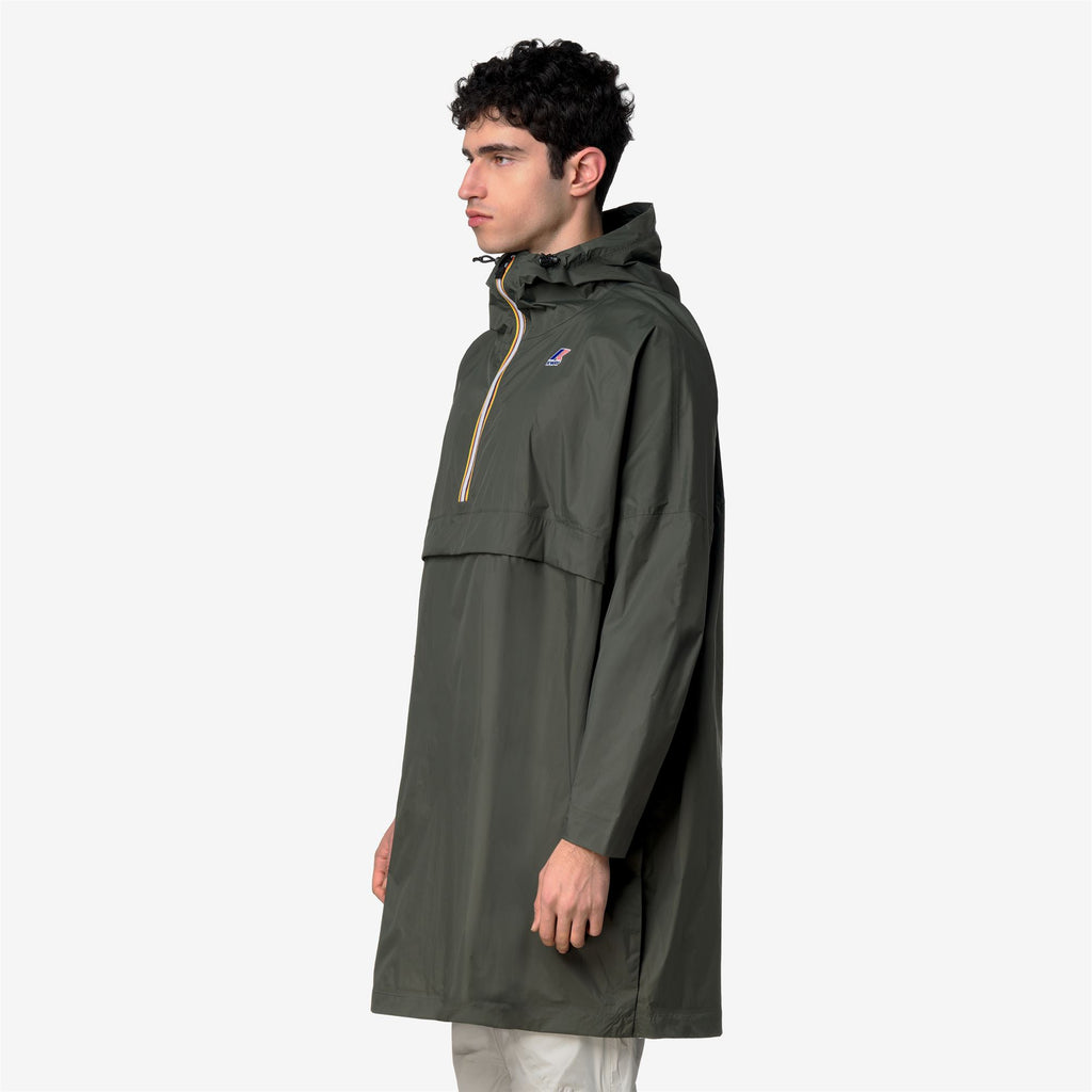 Jackets_UNISEX_LE VRAI 4.0 FORTUNE_Poncho_GREEN BLACKISH - Commercial 5