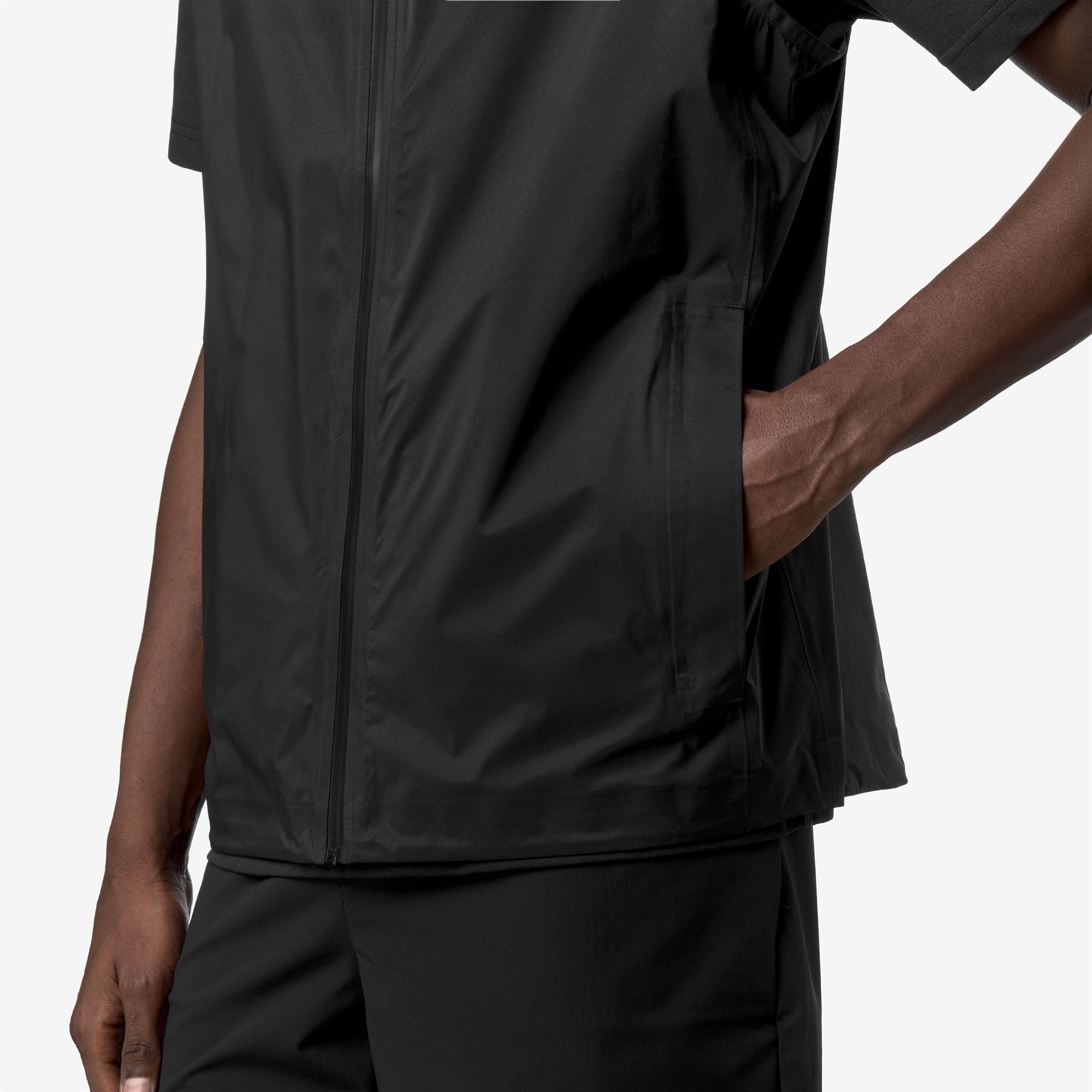 Jackets_Unisex_CROIXER TRAVEL_Vest_Black Pure - Commercial 7