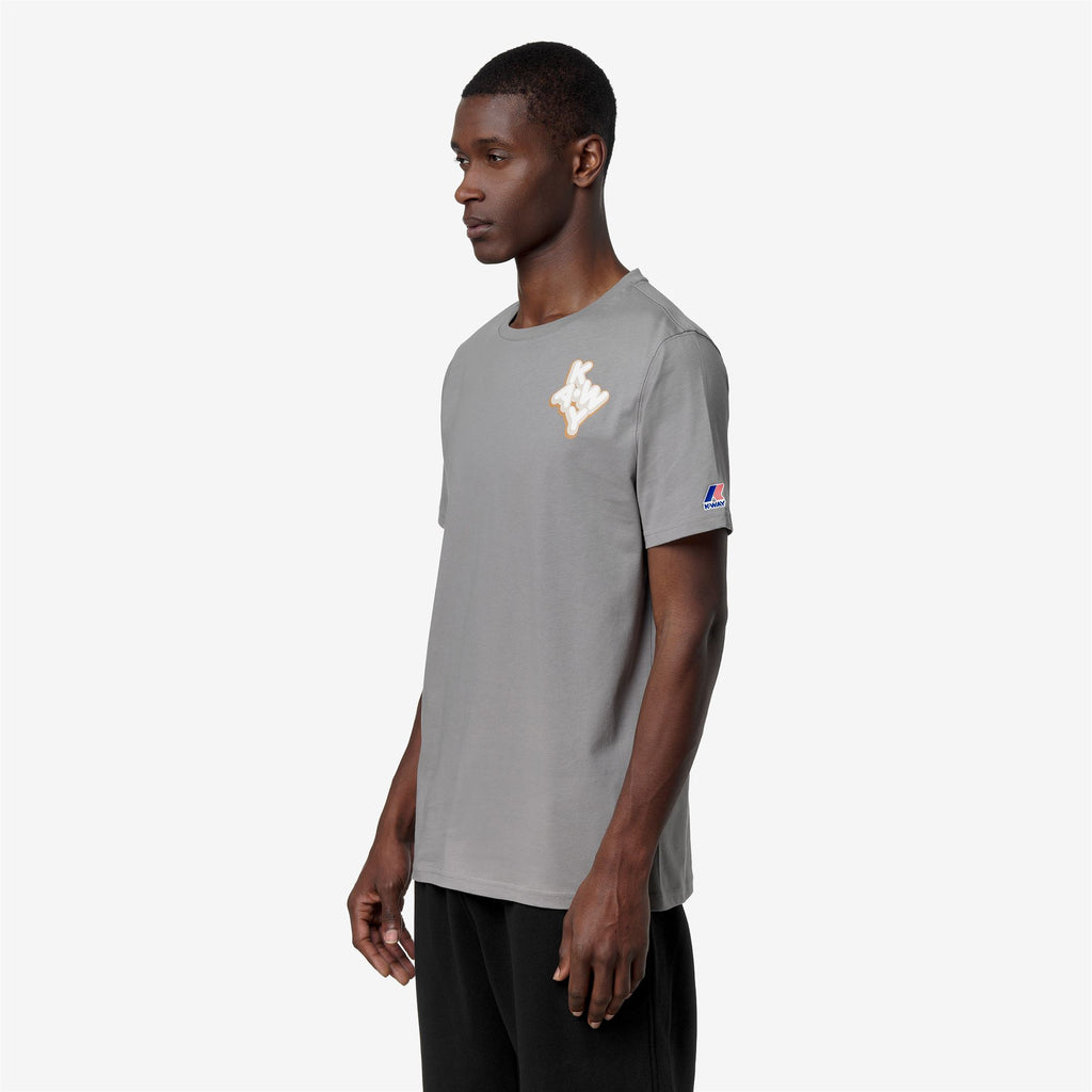 T-Shirts & Top_UNISEX_LEONIDE SCATTERED LETTERING_T-Shirt_Grey Frost - Commercial 5