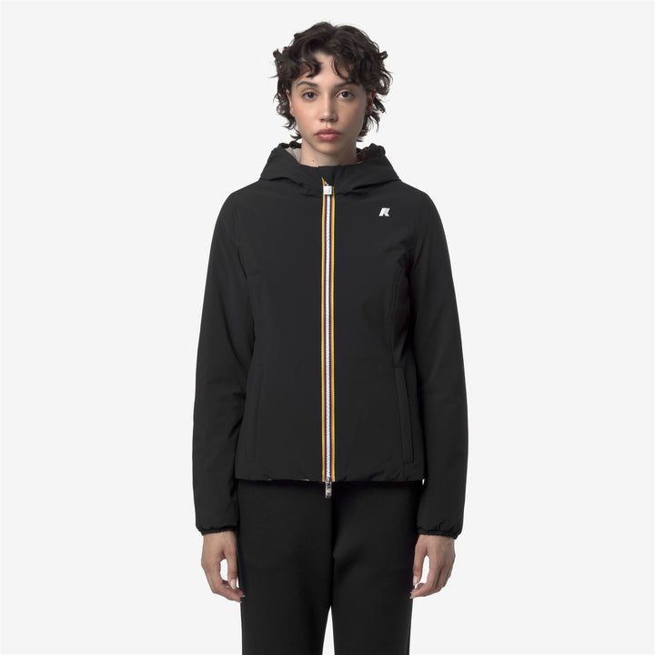 Chaqueta corta impermeable reversible para mujer en color beige y negro 4