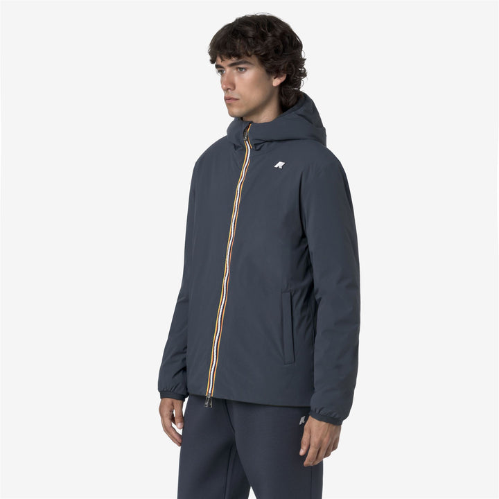 Chaqueta aislante reversible azul para hombre para actividades al aire libre. 5