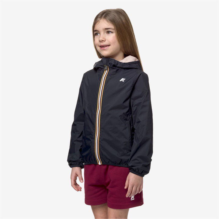Chaqueta reversible y empaquetable azul y rosa para clima variable 2