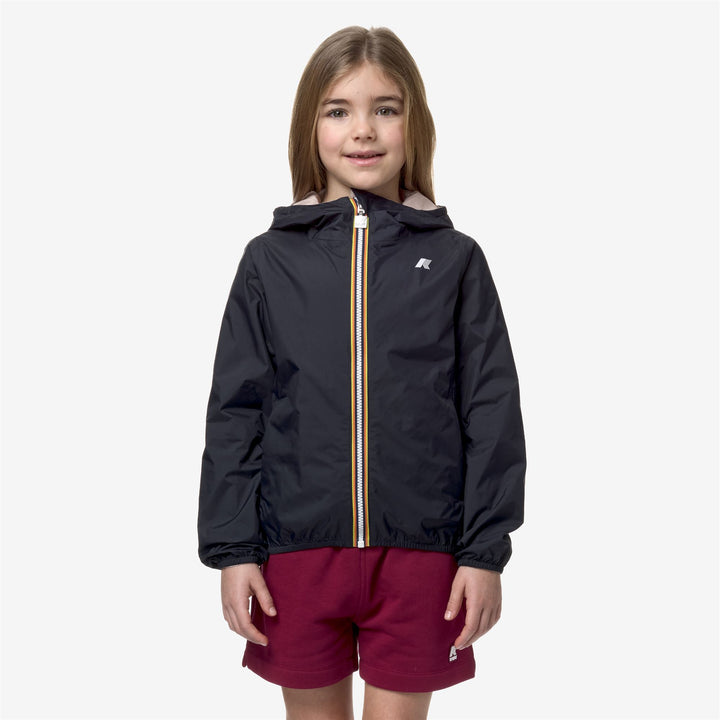 Chaqueta reversible y empaquetable azul y rosa para clima variable 1