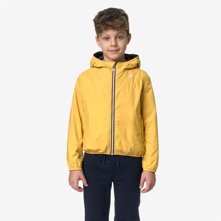 Chaqueta reversible y empacable amarilla y azul para niño 1