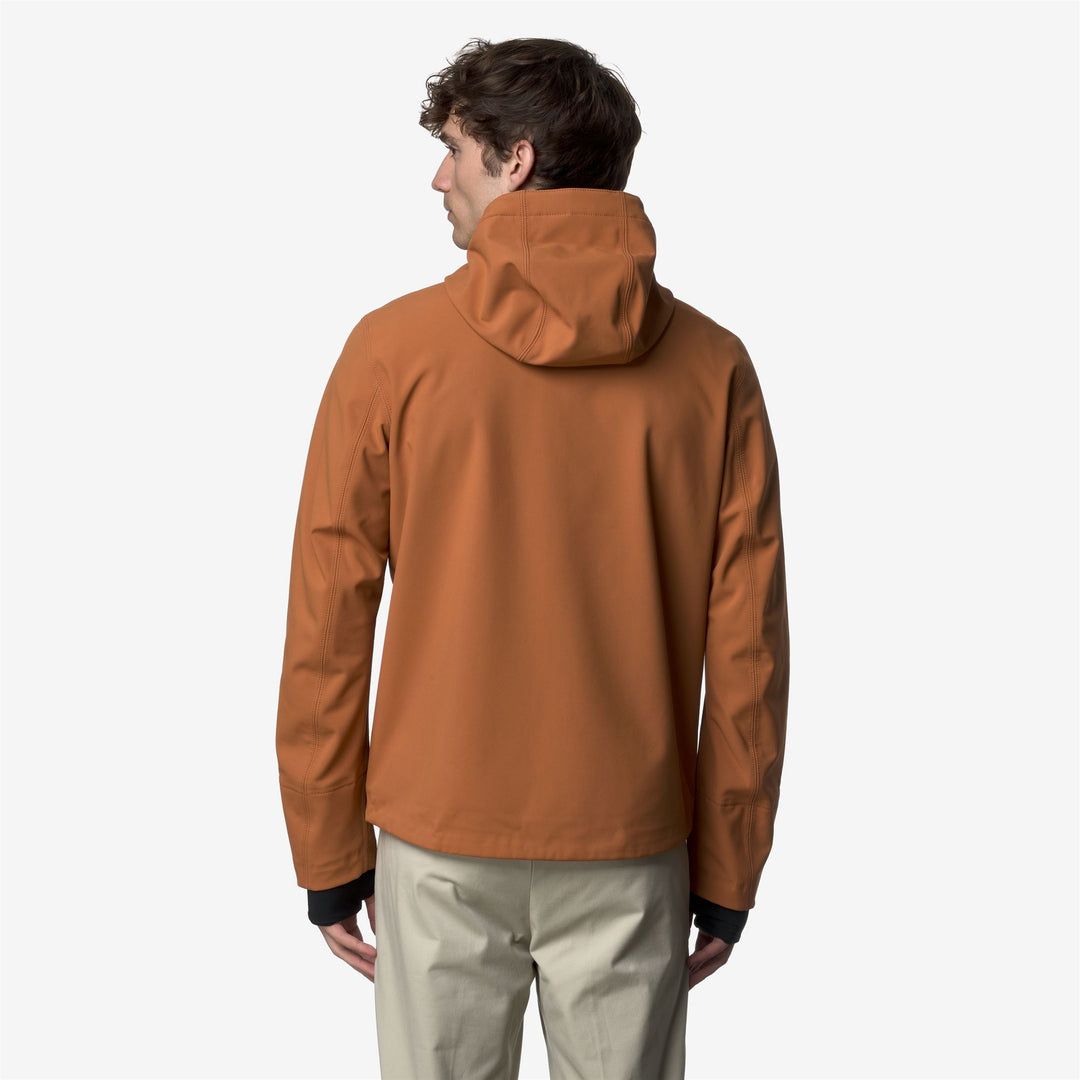 Chaqueta urbana corta naranja para hombre con resistencia al agua main