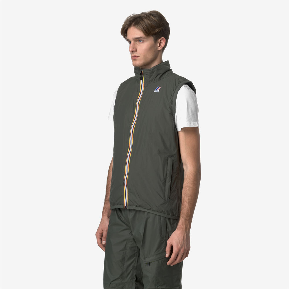 Chaleco unisex negro verdoso cálido y plegable con materiales reciclados 02