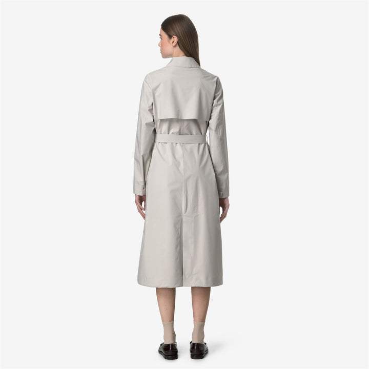 Trench impermeable largo beige y gris para mujer para uso urbano 3