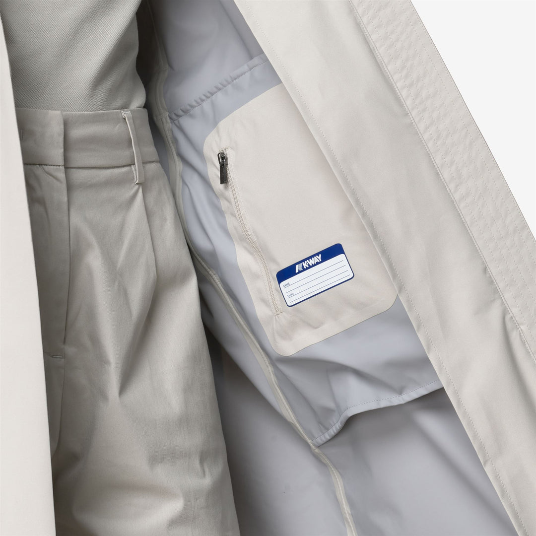 Trench impermeable largo beige y gris para mujer para uso urbano main