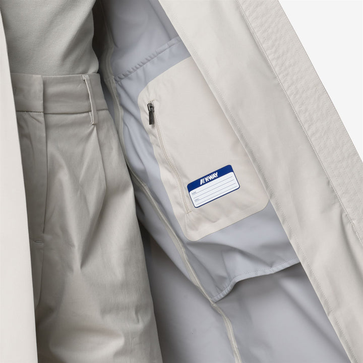 Trench impermeable largo beige y gris para mujer para uso urbano 4