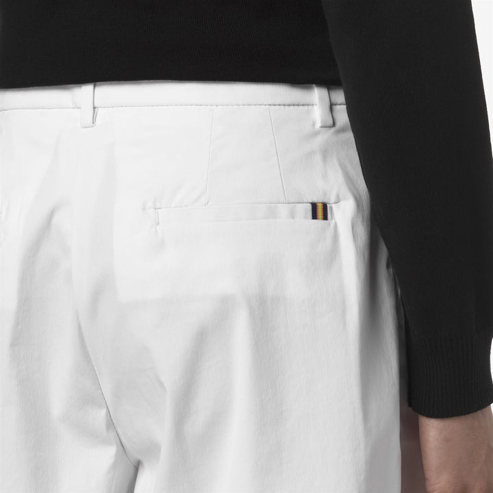 Pantalones cortos bermuda de mujer en gris y blanco para ciudad 2