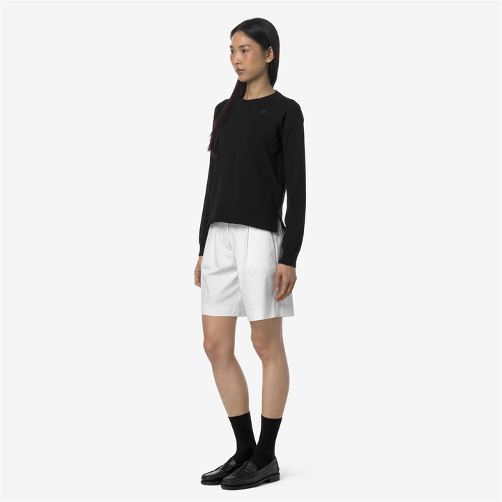 Pantalones cortos bermuda de mujer en gris y blanco para ciudad 4