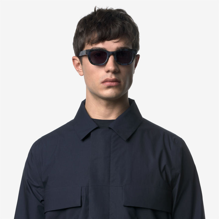 Gafas de sol unisex azules con patillas llamativas y el icónico detalle K-Way 1