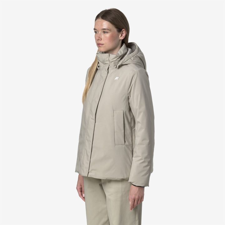 Chaqueta corta impermeable de mujer beige con forro de piel sintética 5