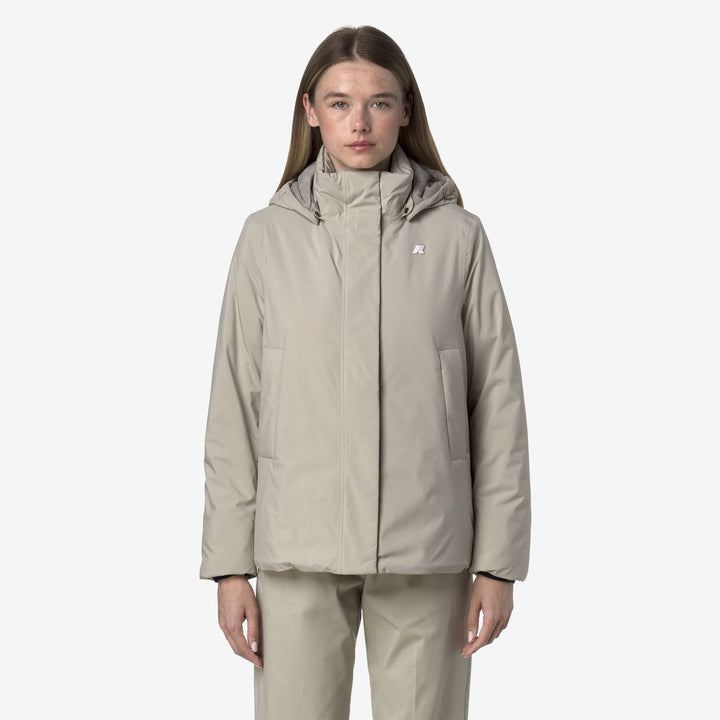 Chaqueta corta impermeable de mujer beige con forro de piel sintética 4
