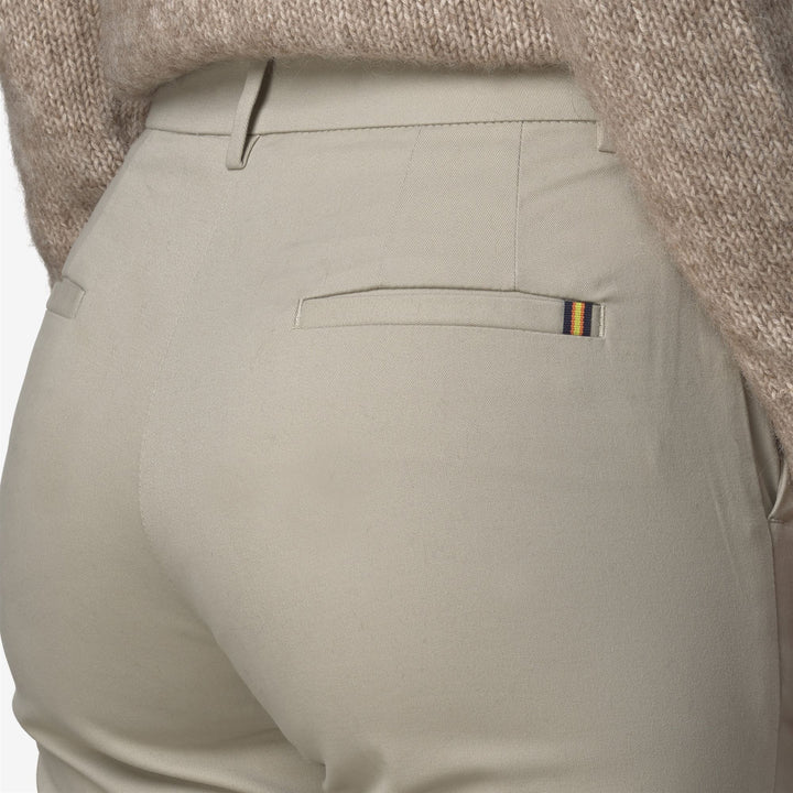 Pantalones chinos ajustados beige para mujer con tejido elástico 2