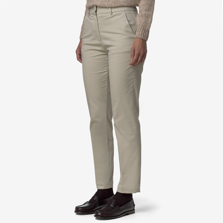 Pantalones chinos ajustados beige para mujer con tejido elástico 4
