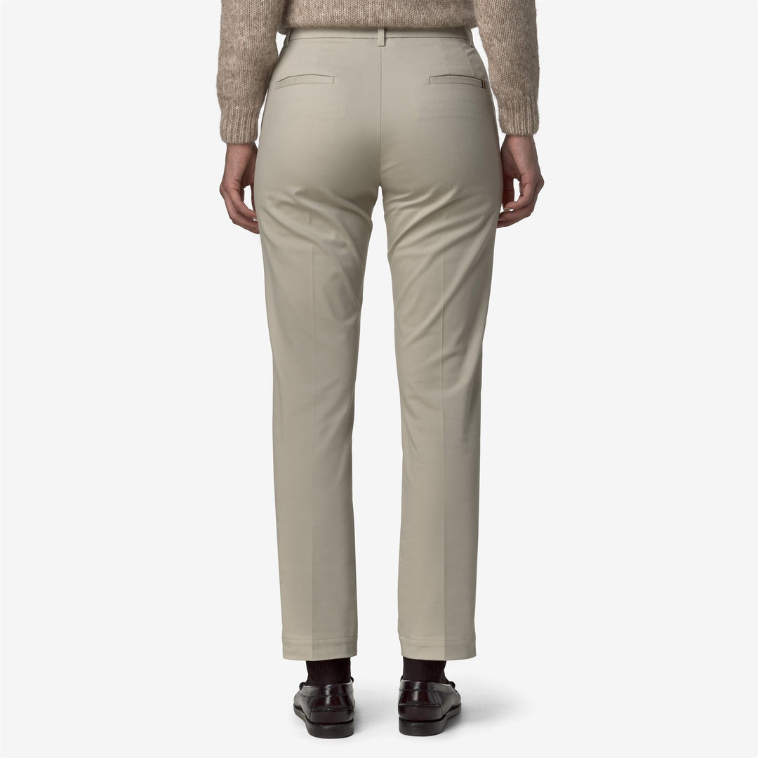 Pantalones chinos ajustados beige para mujer con tejido elástico main