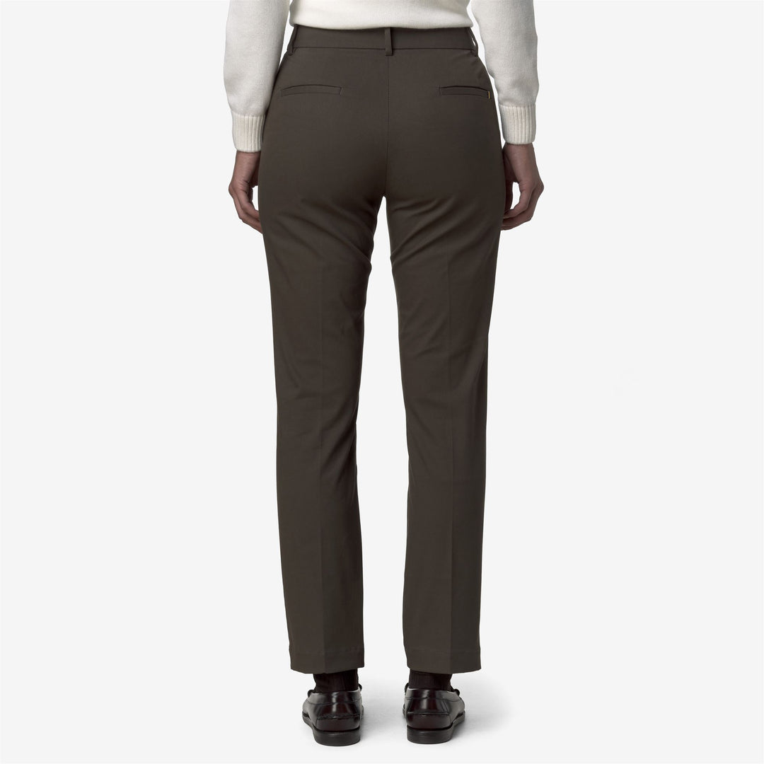 Pantalones chinos ajustados para mujer en color oliva negro con tejido elástico main