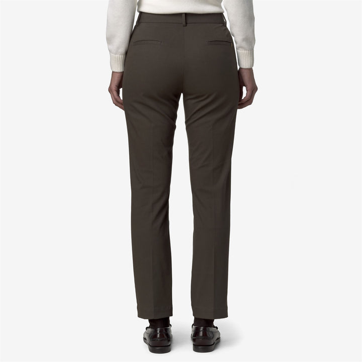 Pantalones chinos ajustados para mujer en color oliva negro con tejido elástico 5