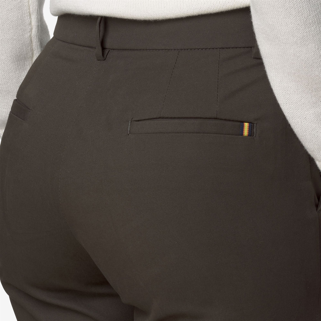 Pantalones chinos ajustados para mujer en color oliva negro con tejido elástico main