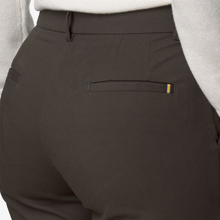Pantalones chinos ajustados para mujer en color oliva negro con tejido elástico 2