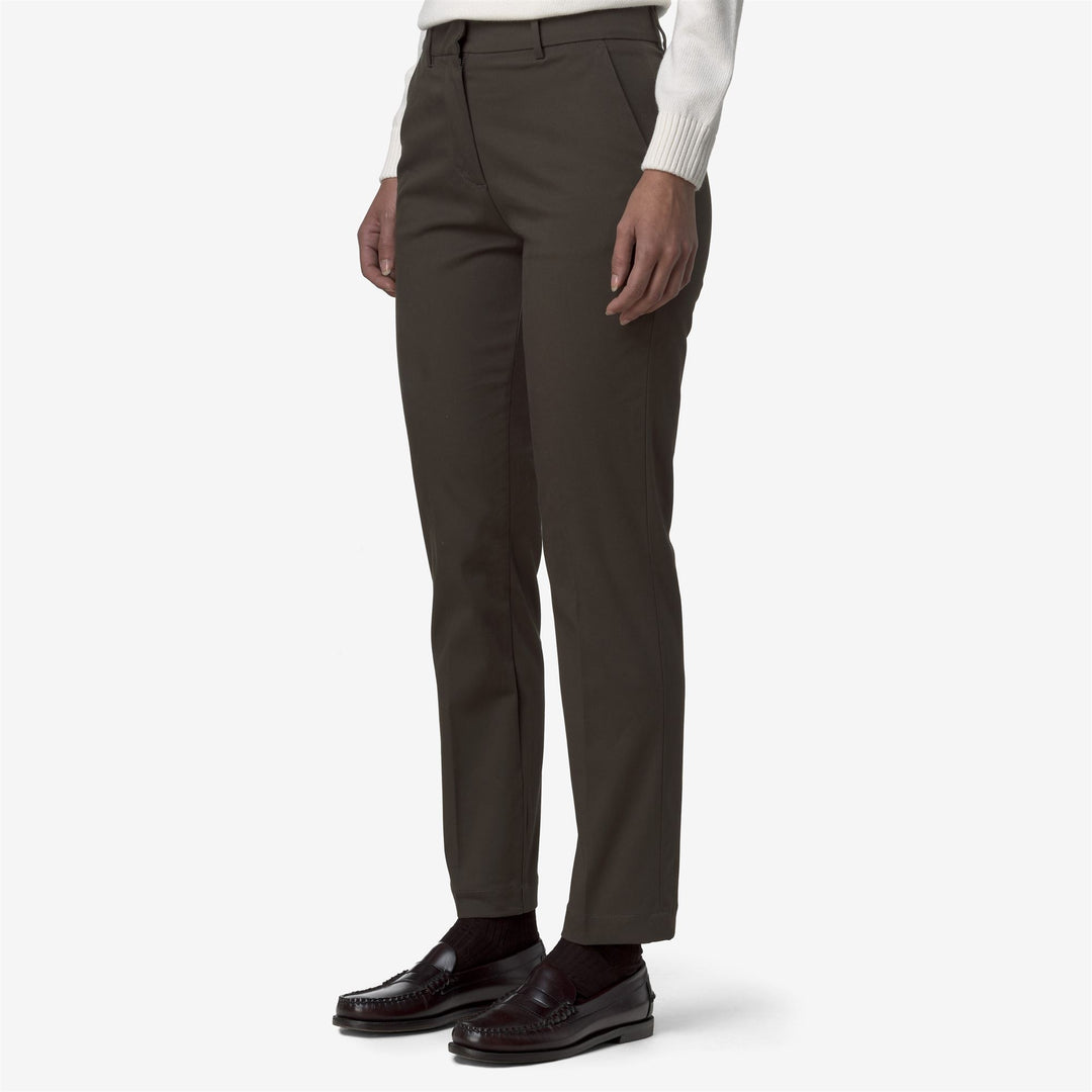 Pantalones chinos ajustados para mujer en color oliva negro con tejido elástico main