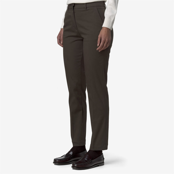 Pantalones chinos ajustados para mujer en color oliva negro con tejido elástico 4