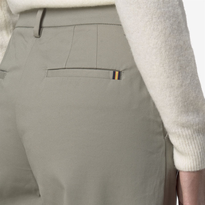 Pantalones chinos anchos de gabardina elástica para mujer, color verde 2