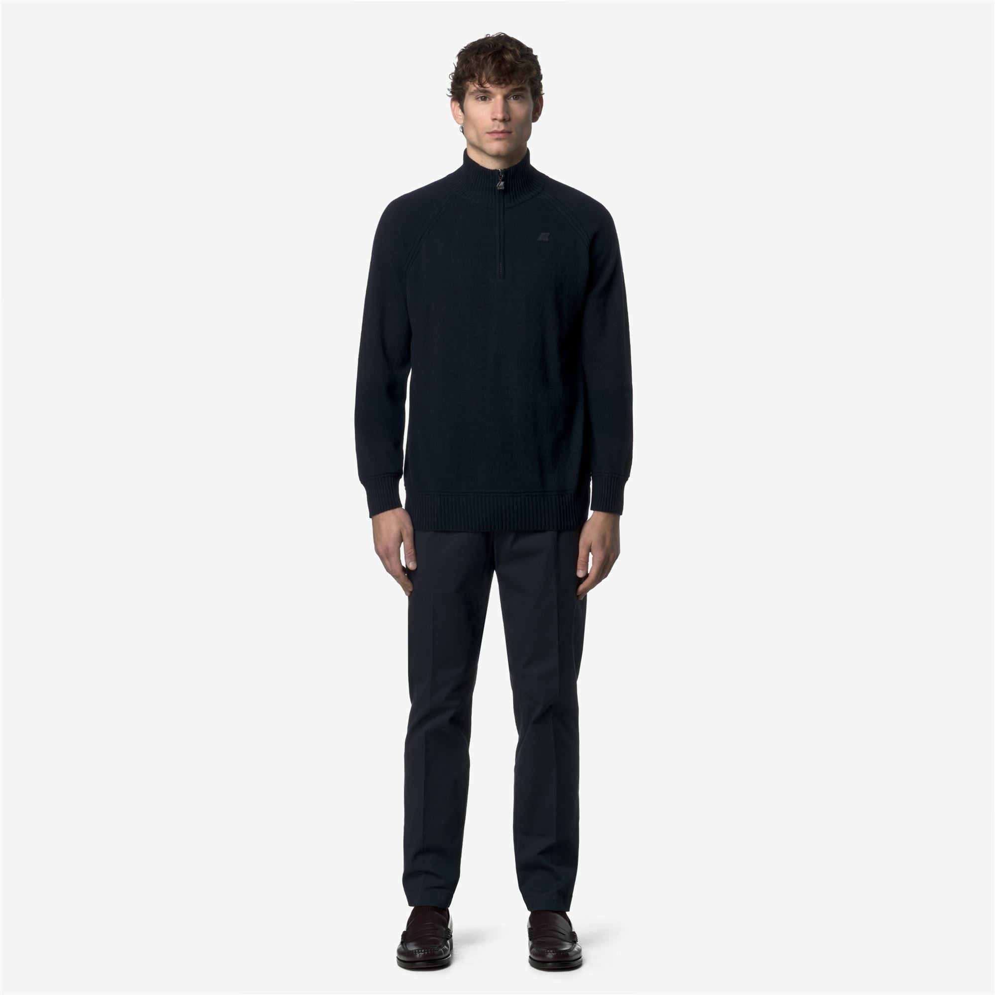 Pants_MAN_AILTON TWILL TECH PEACH_Chino_Blue Depth - Commercial 4
