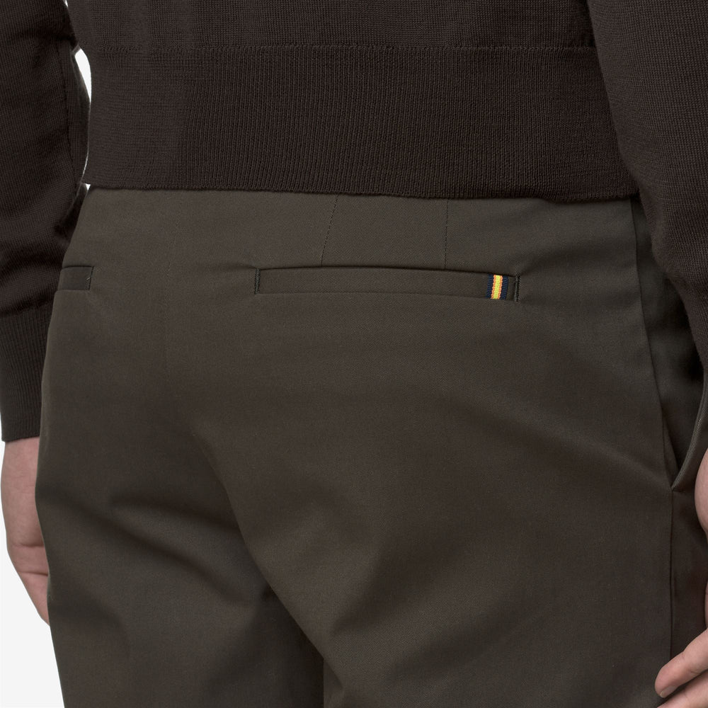 Pantalones chinos de hombre color oliva negro con acabado elástico en color melocotón 02
